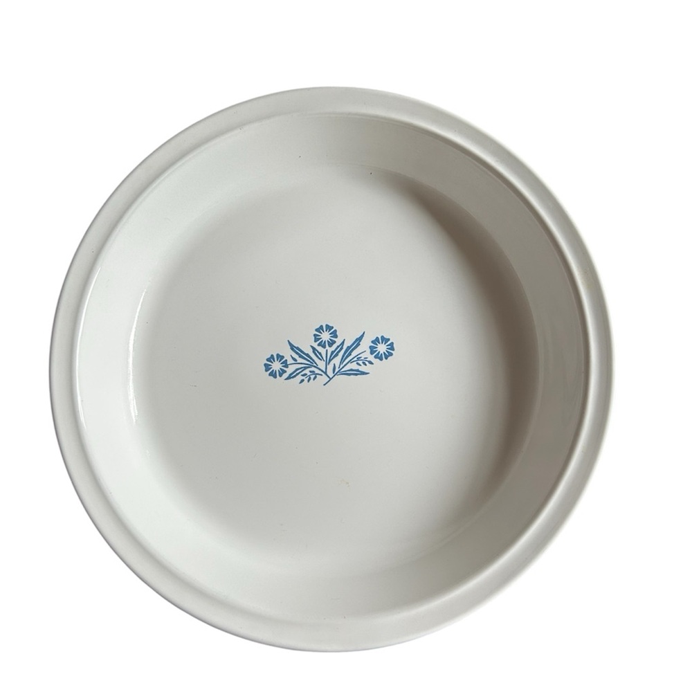 Vintage Corning Ware pie plate featuring the classic Blue Cornflower pattern.EUC